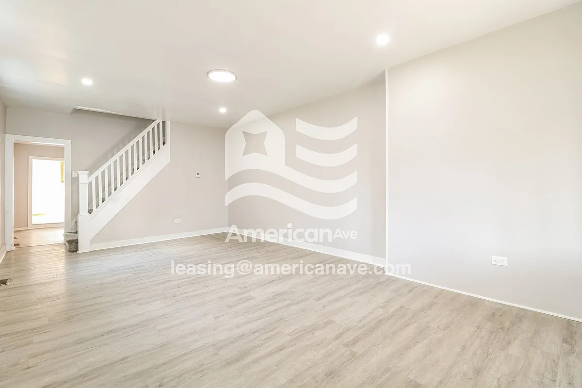 927916_005_wm_-_living_room_13376062.jpg - 414 S 2nd St
