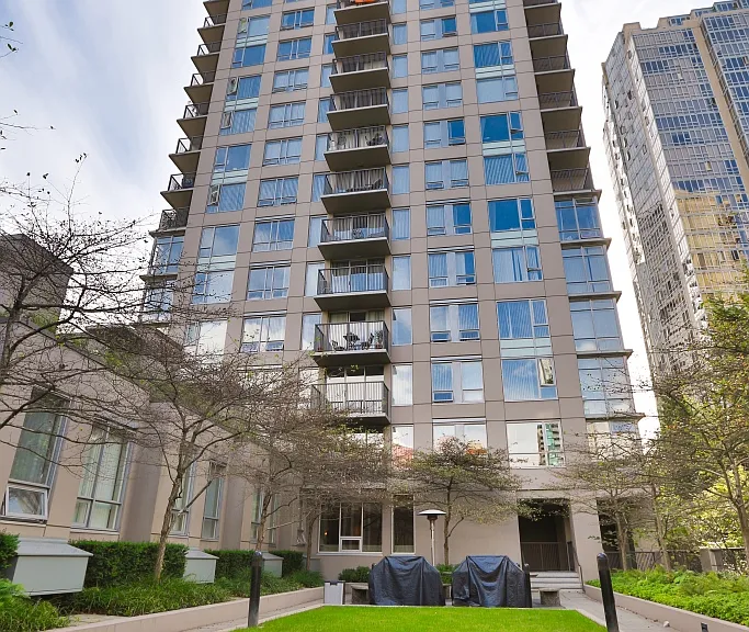 939 Beatty St — Photo 14