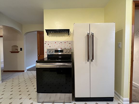 5th image of 855 Strauss St