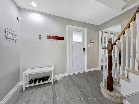 3rd image of 14 Soper Creek Dr