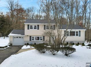 4 Cherokee Trl, Oakland, NJ 07436