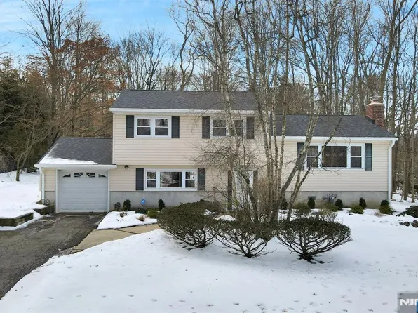4 Cherokee Trl, Oakland, NJ 07436