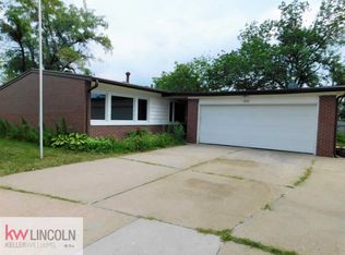 3800 Castle Cir, Lincoln, NE 68524