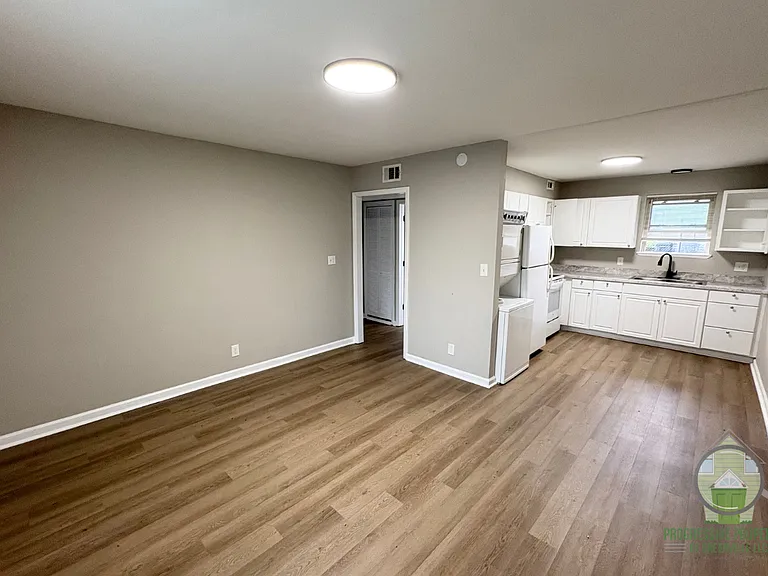 Maple Court Apartments — Photo 13