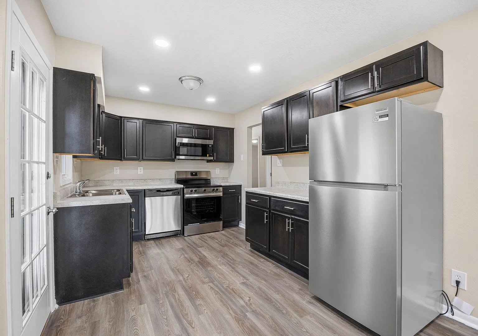 Charming 3 bedroom 1.5 bathroom home — Photo 3