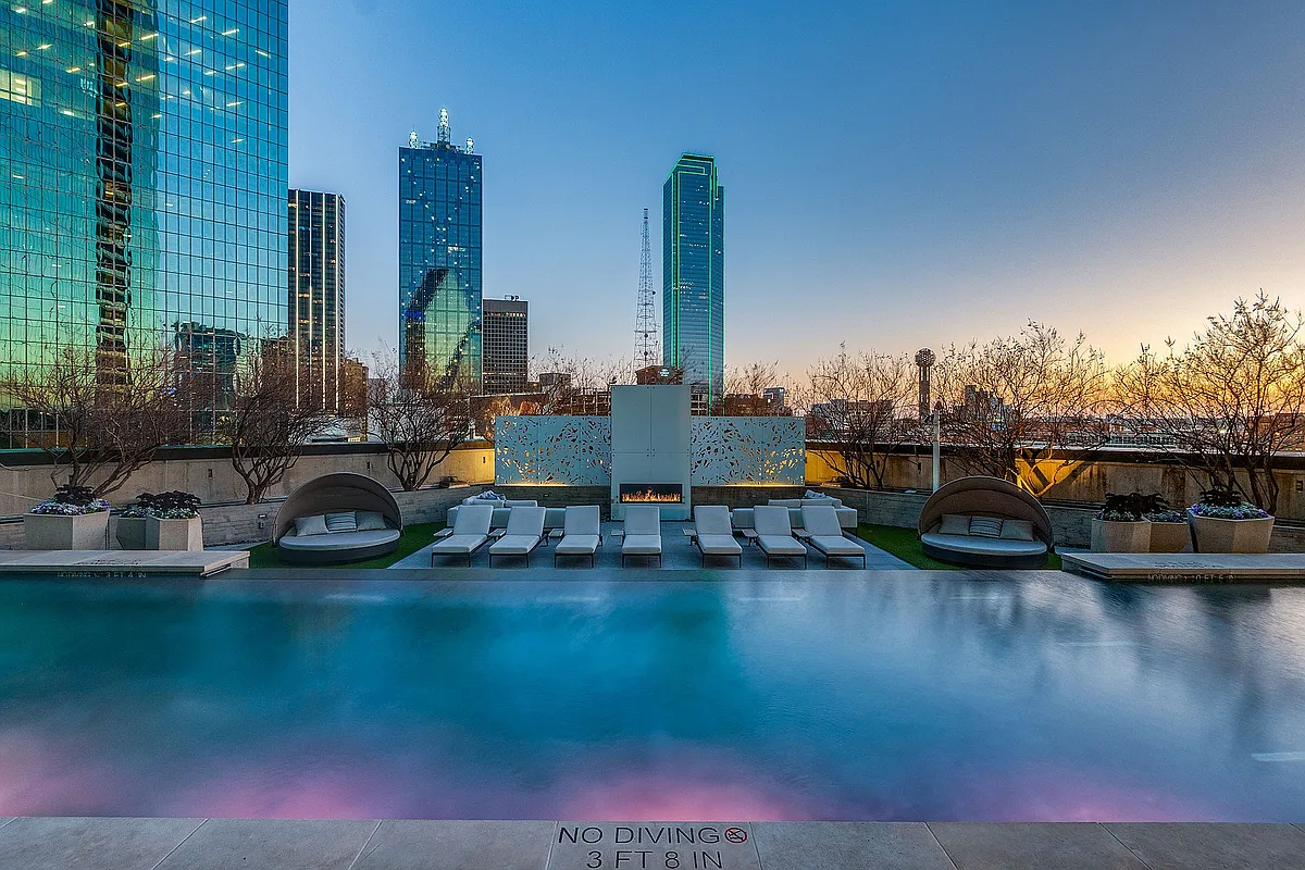 Building Photo - AMLI Fountain Place