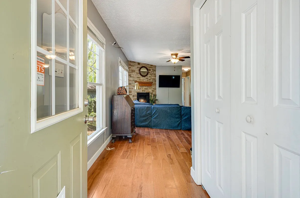 3 bed, 1100 sqft, $2,200 — Photo 3