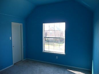5th image of 920 Jamie Dr