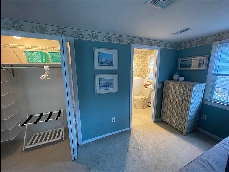 Full bathroom in 2nd bedroom