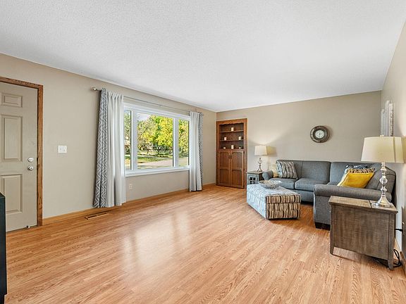 5th image of 2330 Quinwood Ln N