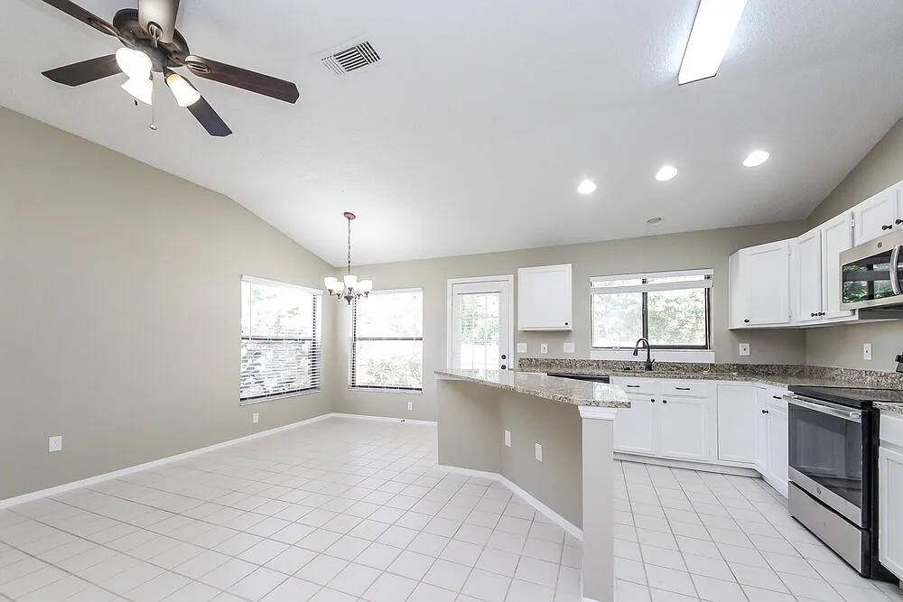 4 bed, 2.0 bath, 1894 sqft, $3,040 — Photo 4