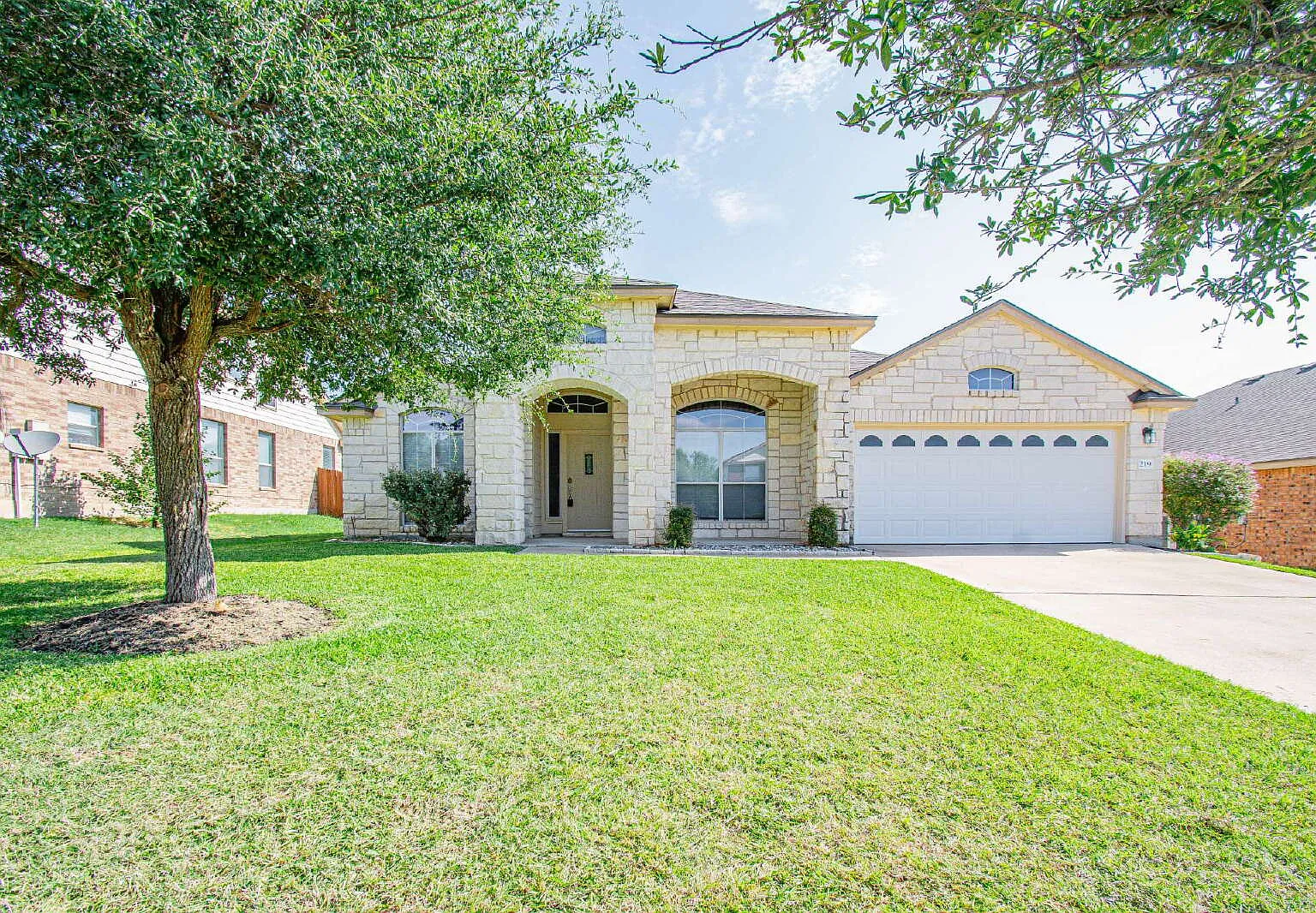 4 bed, 2.0 bath, 2326 sqft, $1,775 — Photo 1