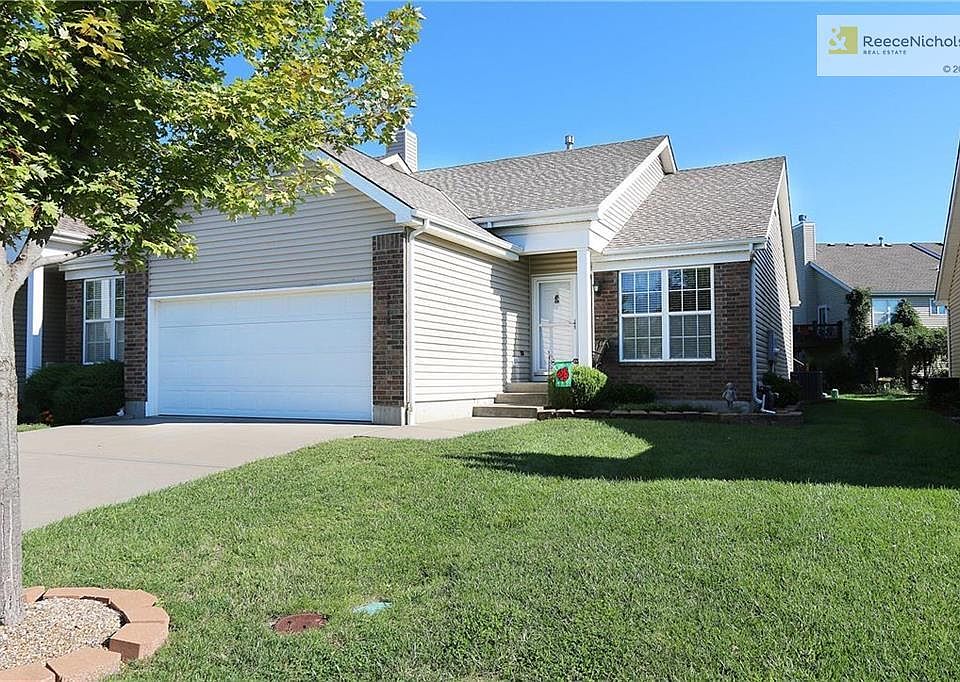 Front of the patio home. The seller upgraded the landscaping to now include rock instead of mulch. Nice touch!
