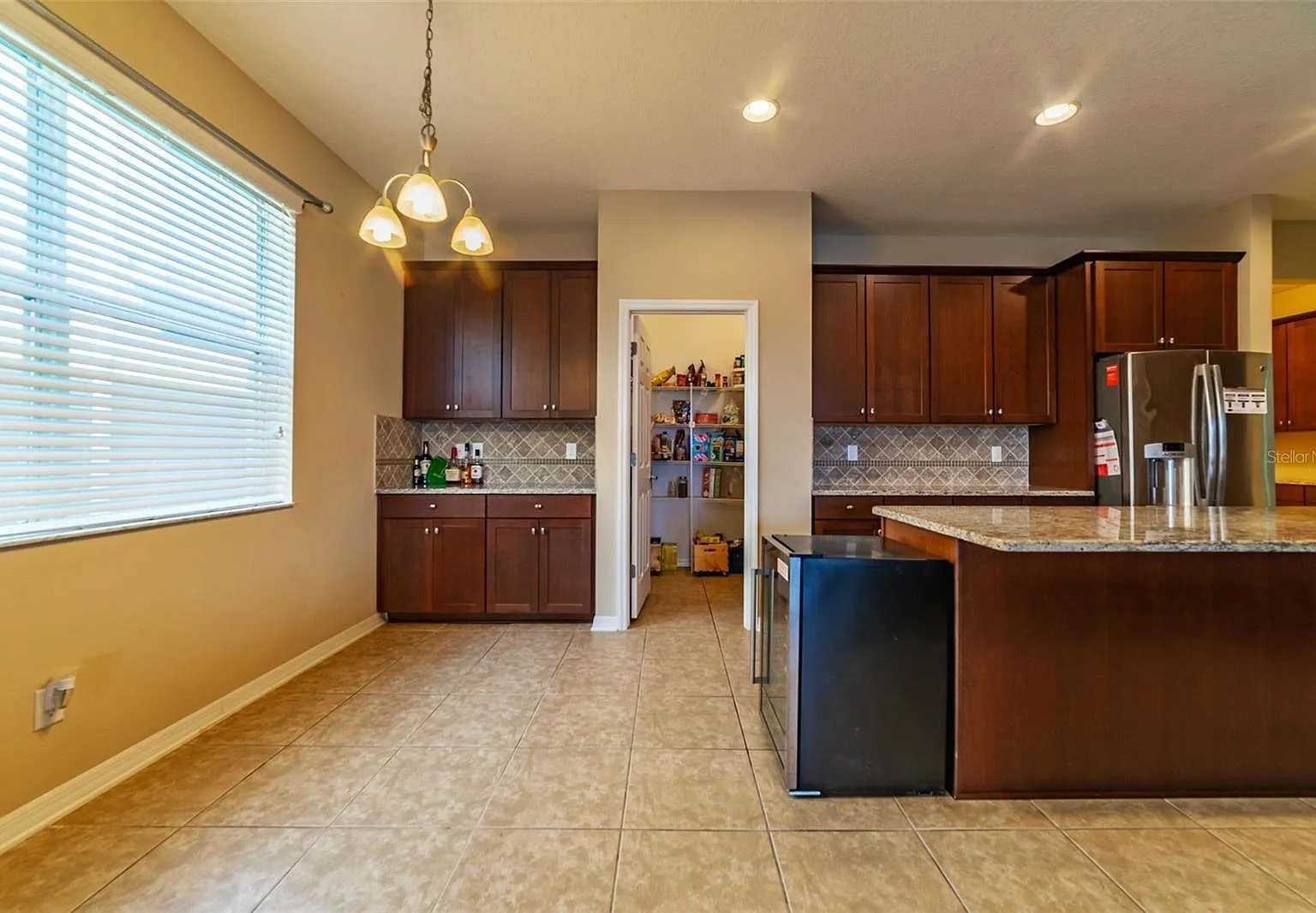 6 bed, 4129 sqft, $4,600 — Photo 2