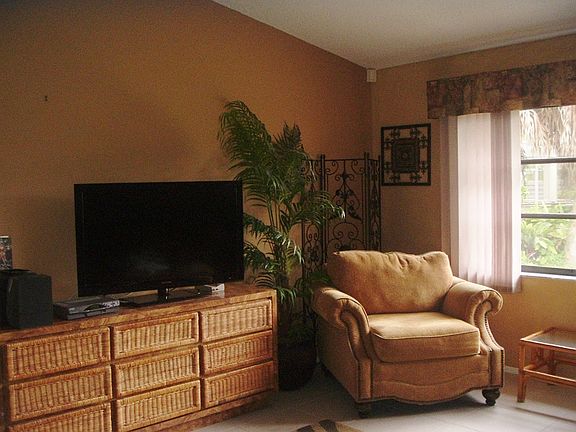 Family Room/vaulted Ceiling