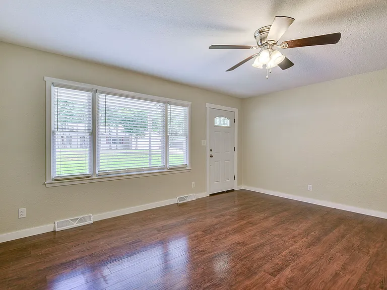 1137 W Main St — Photo 4
