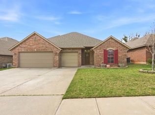 1812 NE 1st St, Moore, OK 73160