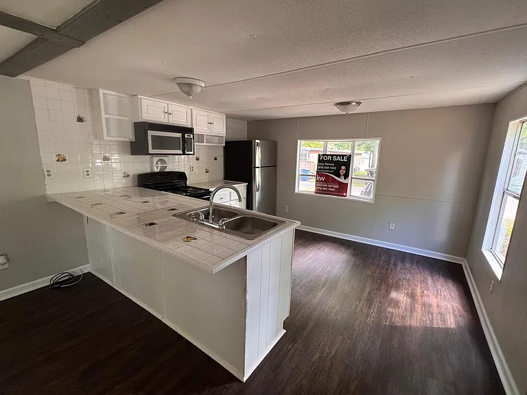 211 W Little Indian Trl NE — Photo 2