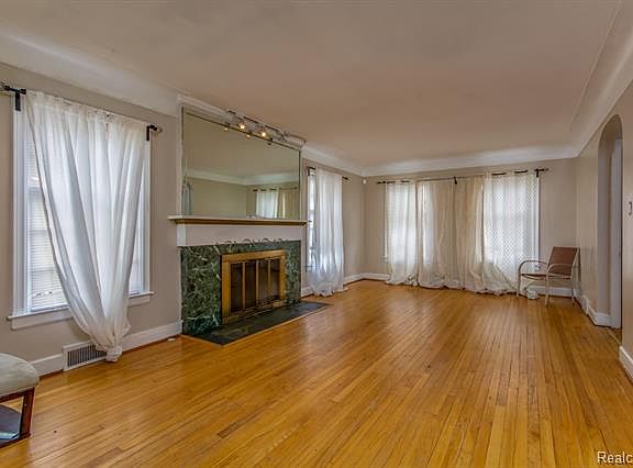 5th image of 14925 Glastonbury Ave