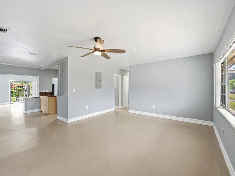 740 E Evanston Cir — Photo 11