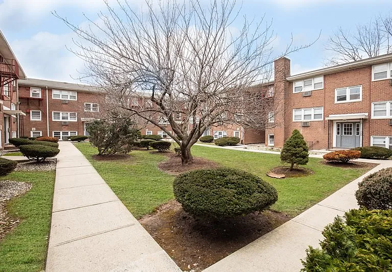 Cambridge Manor — Photo 14