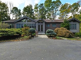 2 Powder Horn Dr, Suffern, NY 10901