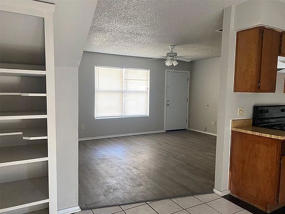 2nd image of 2166 Knoll Crest Dr