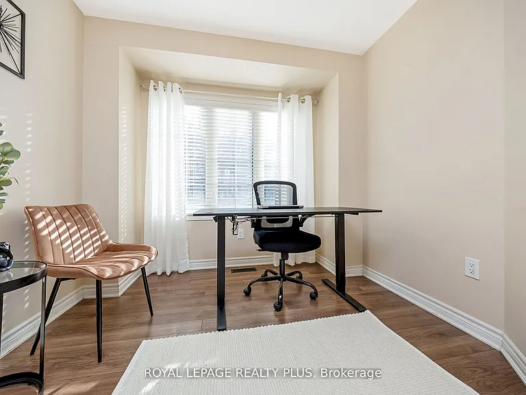 1542 Gainer Cres — Photo 5