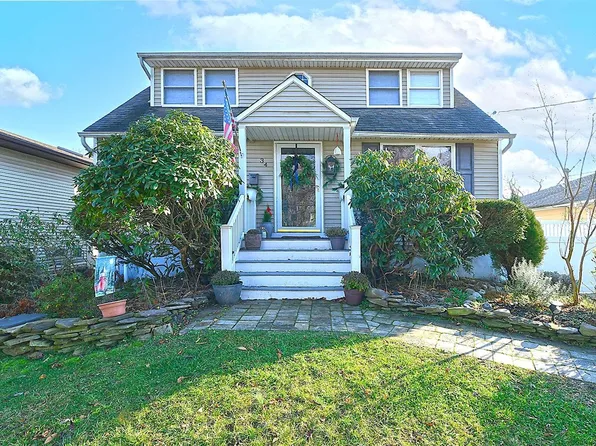 34 Pearsall Street, Babylon, NY 11702