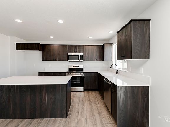 3rd image of 123 Aquamarine Ave