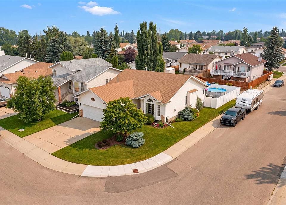 1st image of 70 S Densmore Cres