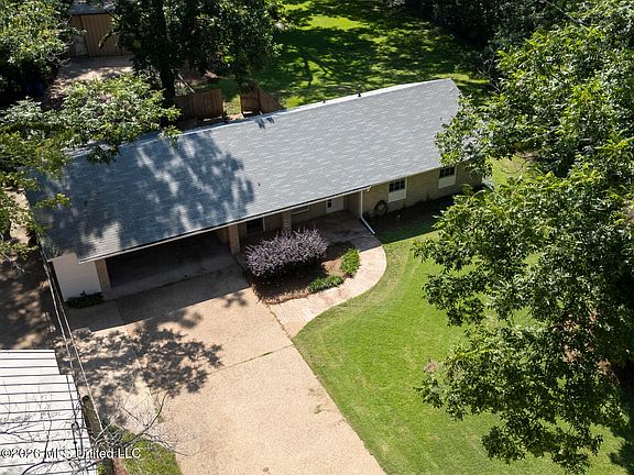 5th image of 402 W Main St