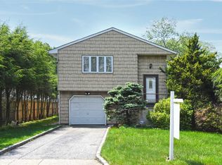 30 Illinois St, Dix Hills, NY 11746