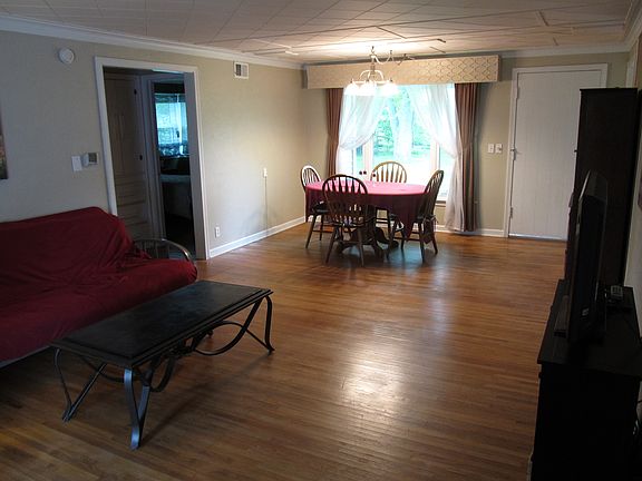 5th image of 124 Royal Pkwy E