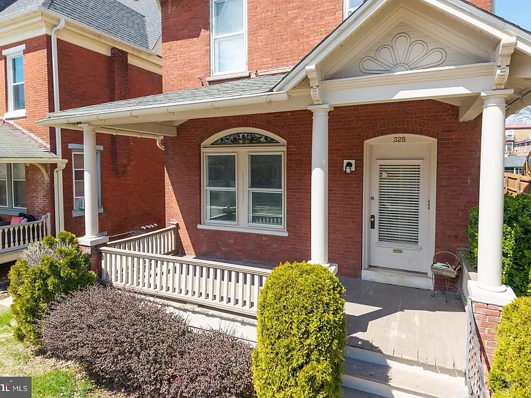 325 W Barnard St W — Photo 3