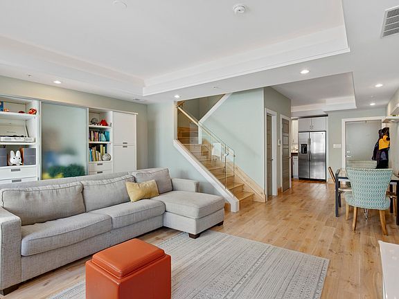 2nd image of 2032 Frankford Ave APT 3