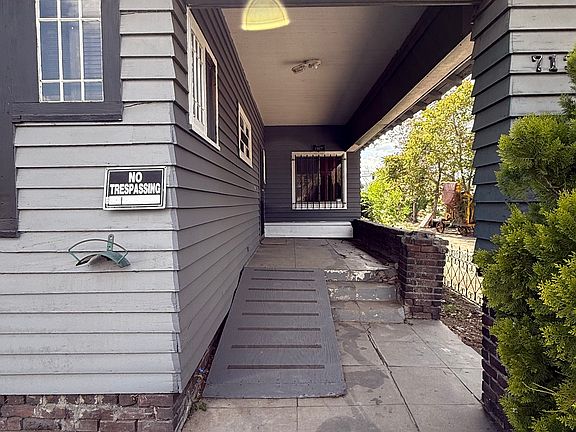 3rd image of 713 Lake St