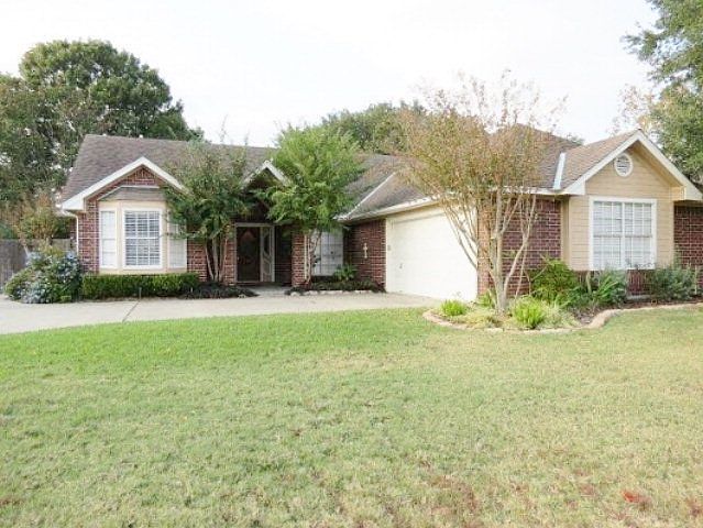1st image of 204 Woodridge Dr