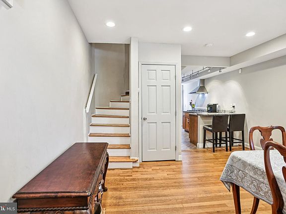 5th image of 403 E St NE