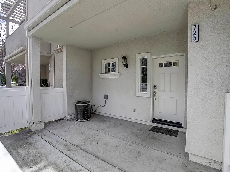 725 Northrup St — Photo 2