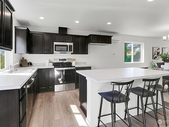 4th image of 6068 70th Drive NE