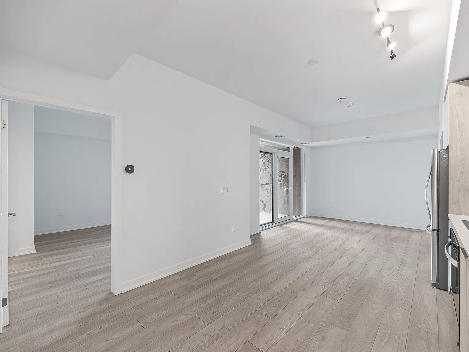 1007 The Queensway — Photo 4