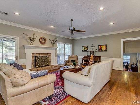 3rd image of 2802 Saratoga Ln