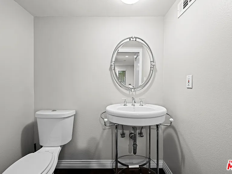 939 15th St #9 — Photo 9