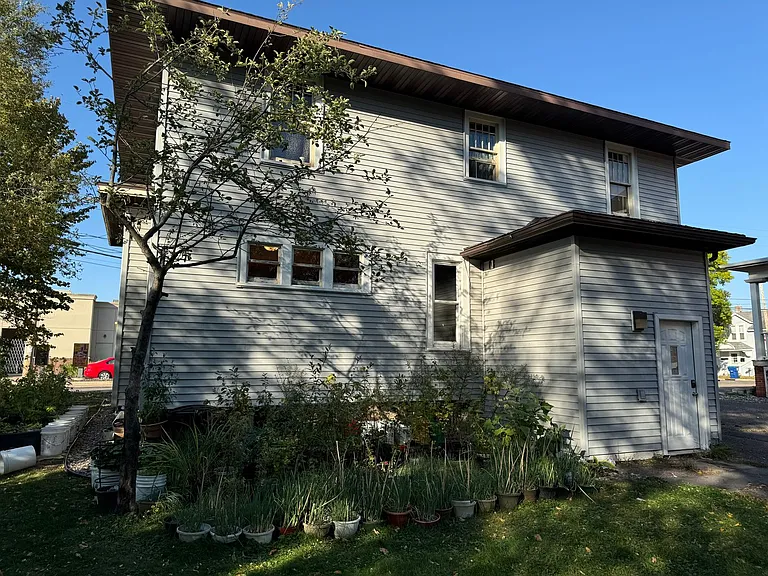 413 Division St — Photo 24