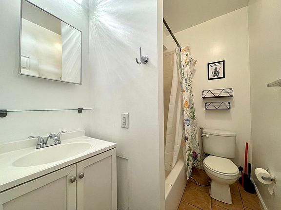 4th image of 1920 N Darien St Unit 1