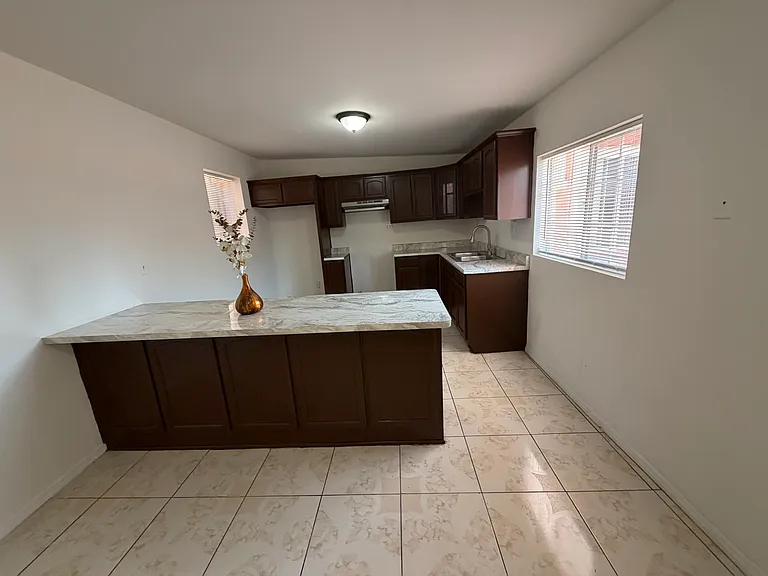 10933 Sampson Ave — Photo 1