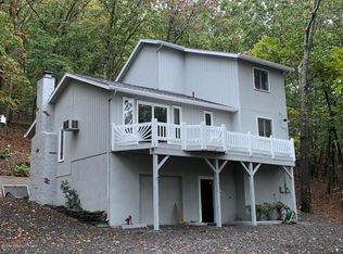 160 Brentwood Dr, Bushkill, PA 18324