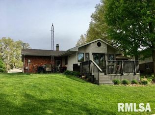 423 Hemlock Dr, Petersburg, IL
