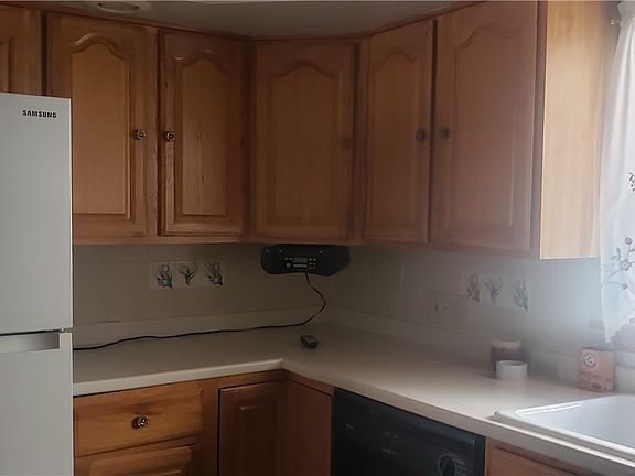 4th image of 65 Easton Ave